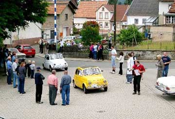 Schallodenbach´s Rathausplatz ist groß genug für zwei Fiat 500!