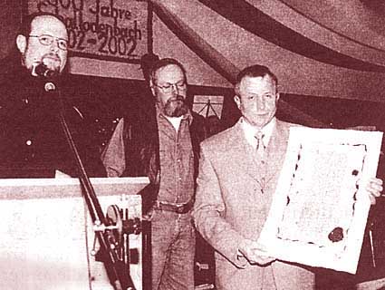 Eine Reproduktion der Urkunde mit der ersten Erwähnung Schallodenbachs übergaben die Mitglieder des Arbeitskreises "Geschichtliche Entwicklung" an Ortsbürgermeister Hans Michel (rechts)