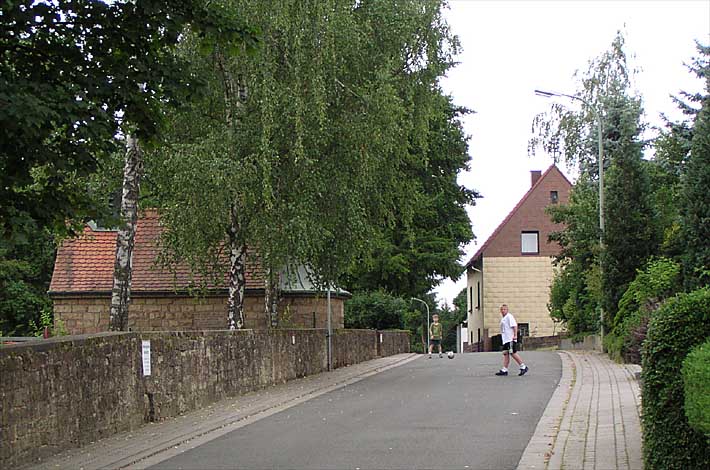 Spielende Kinder am alten Friedhof