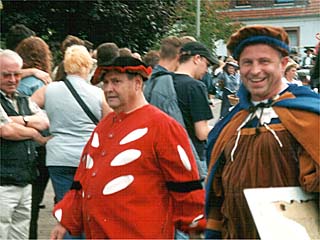Bürgermeister Hans michel beim Schallodenbacher Kerweumzug 2002