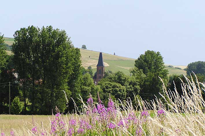 Blick auf unsere Kirche  und den Wickelberg vom "Hahnbacher Weg" aus