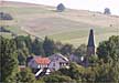 Blick auf Kirche und Wickelberg