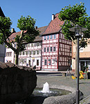 Marktplatz mit Brunnen in Otterberg mit Blick auf die Touristen-Information
