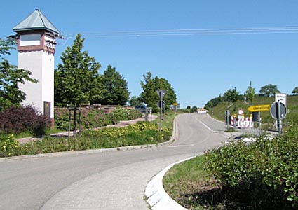 Kreisverkehr und Transformatorenhäuschen am Schallodenbacher Friedhof